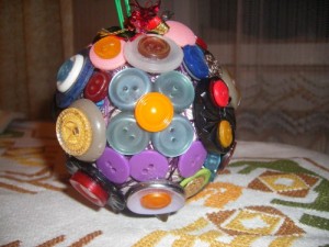 как сделать елочные игрушки из пуговиц