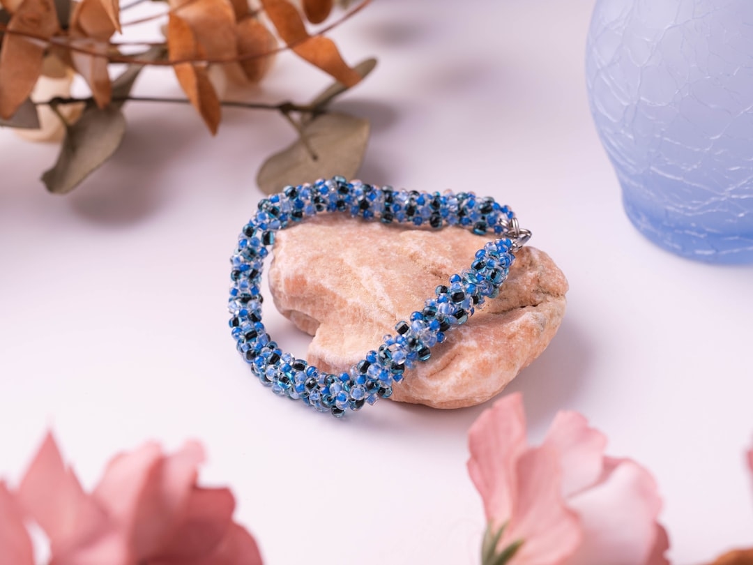 Как сделать стильные украшения из бисера: пошаговое руководство